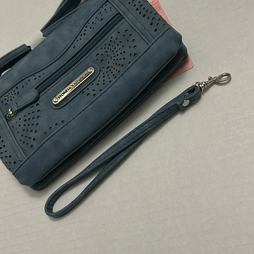 🆕 STONE MOUNTAIN Trifecta Faux Leather Crossbody - Picture 11 of 11